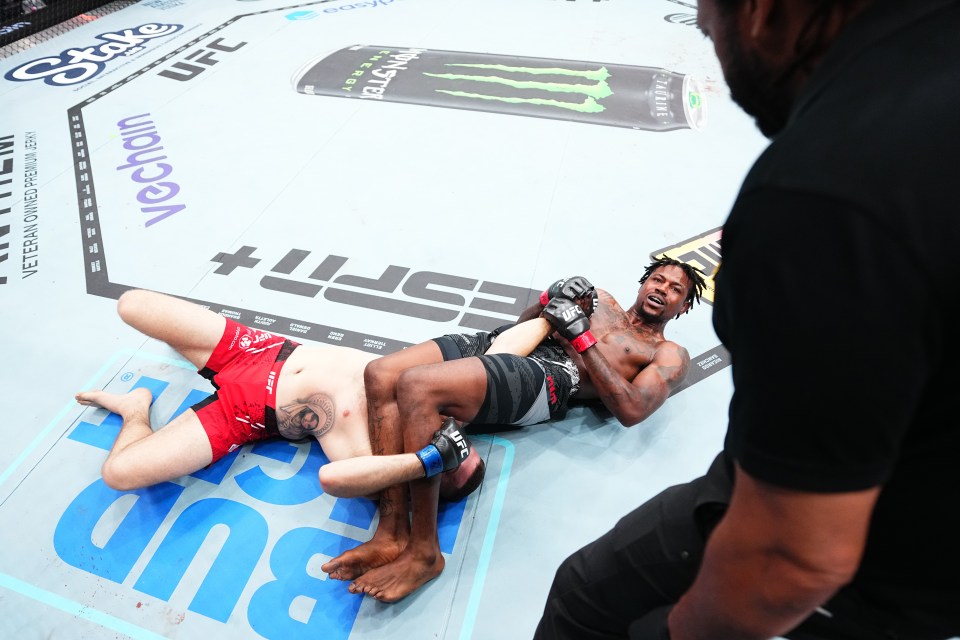 Oleksiejczuk refused to submit to the tight submission