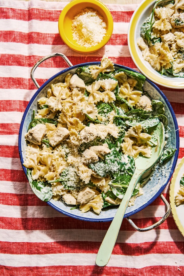 This chicken and spinach alfredo is a great way to get kids trying new vegetables