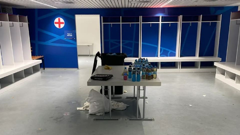 an empty locker room with a sign on the wall that says sport & design