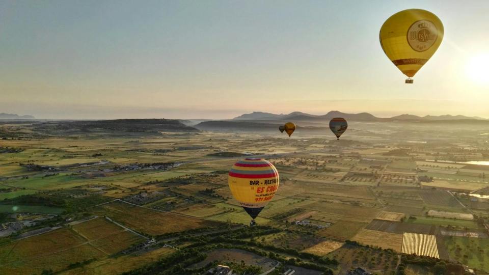 a hot air balloon with the word bar on it