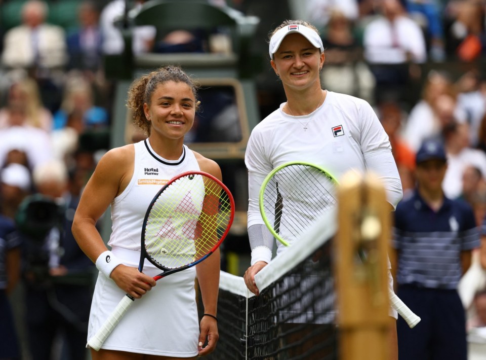 Tennis - Wimbledon - All England Lawn Tennis and Croquet Club, London, Britain - July 13, 2024 Italy's Jasmine Paolini and Czech Republic's Barbora Krejcikova pose for a picture before their final REUTERS/Hannah Mckay