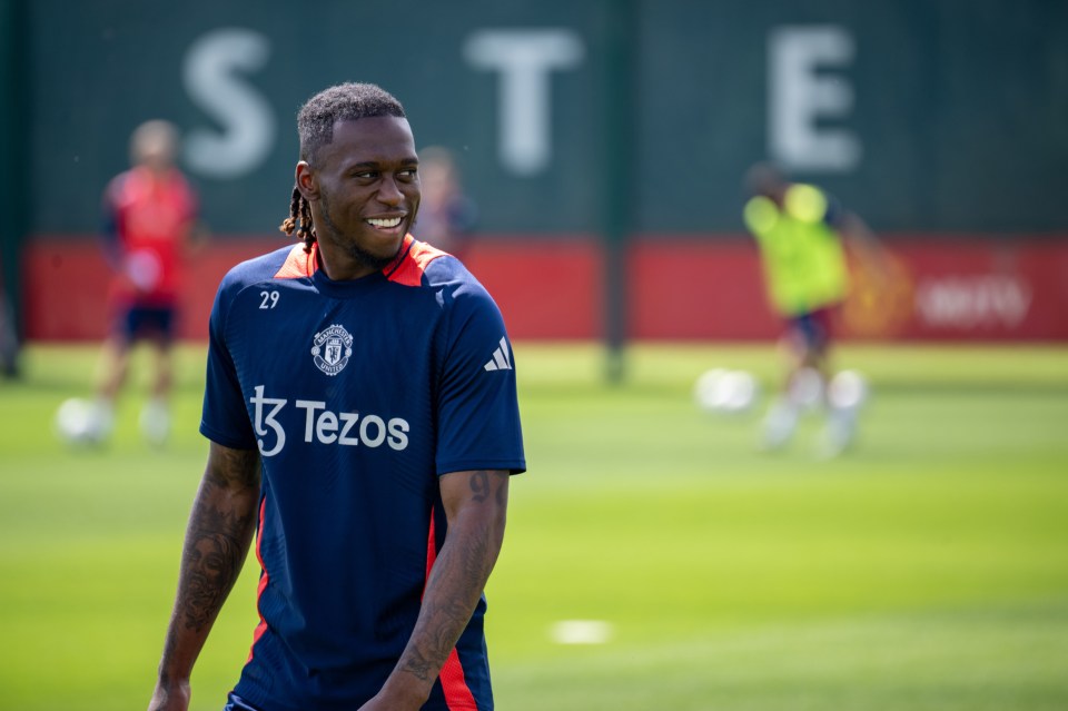 Aaron Wan-Bissaka is in talks over a move to West Ham, holding up Mazraoui's arrival