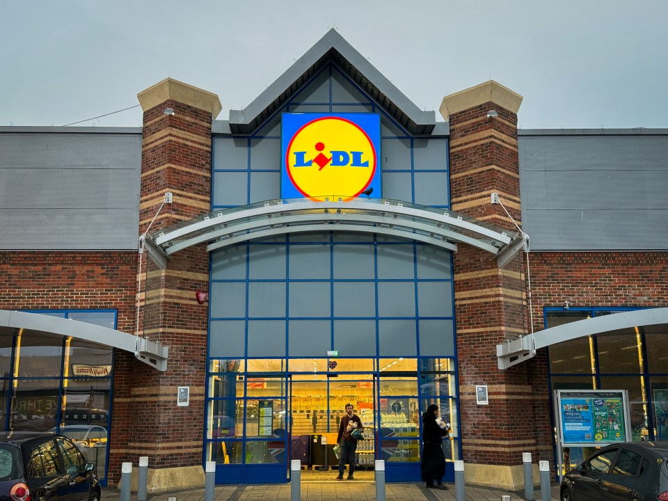 a store front with a sign that says ' lidl ' on it