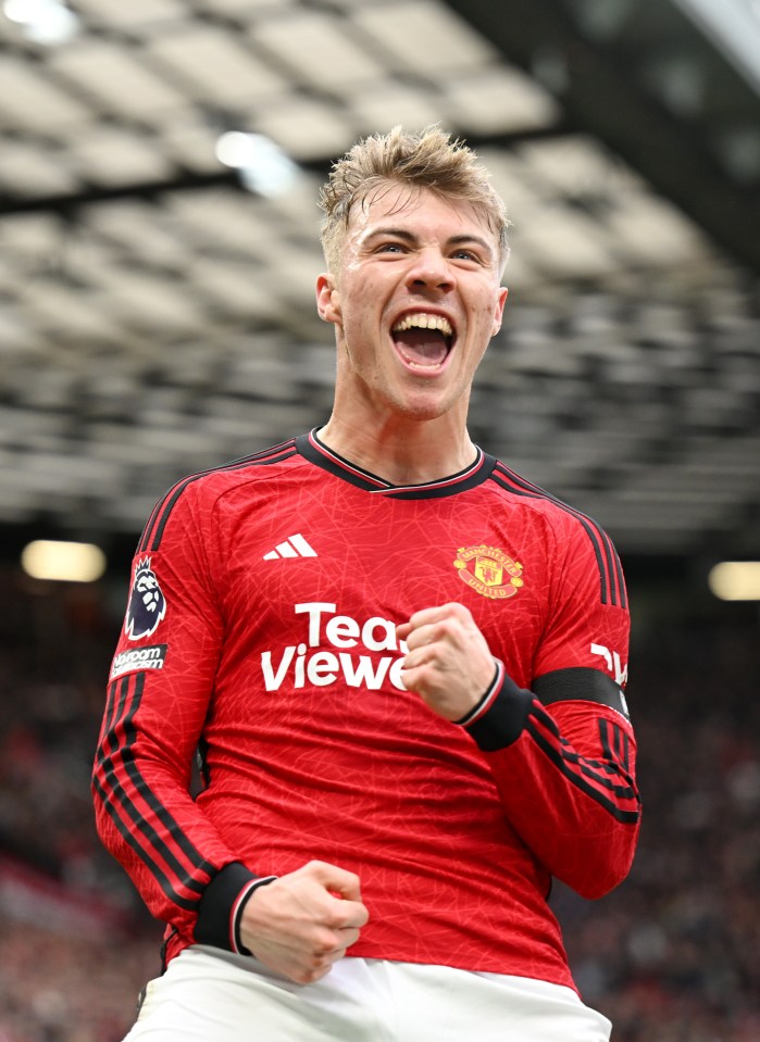 a man wearing a red jersey that says tea view