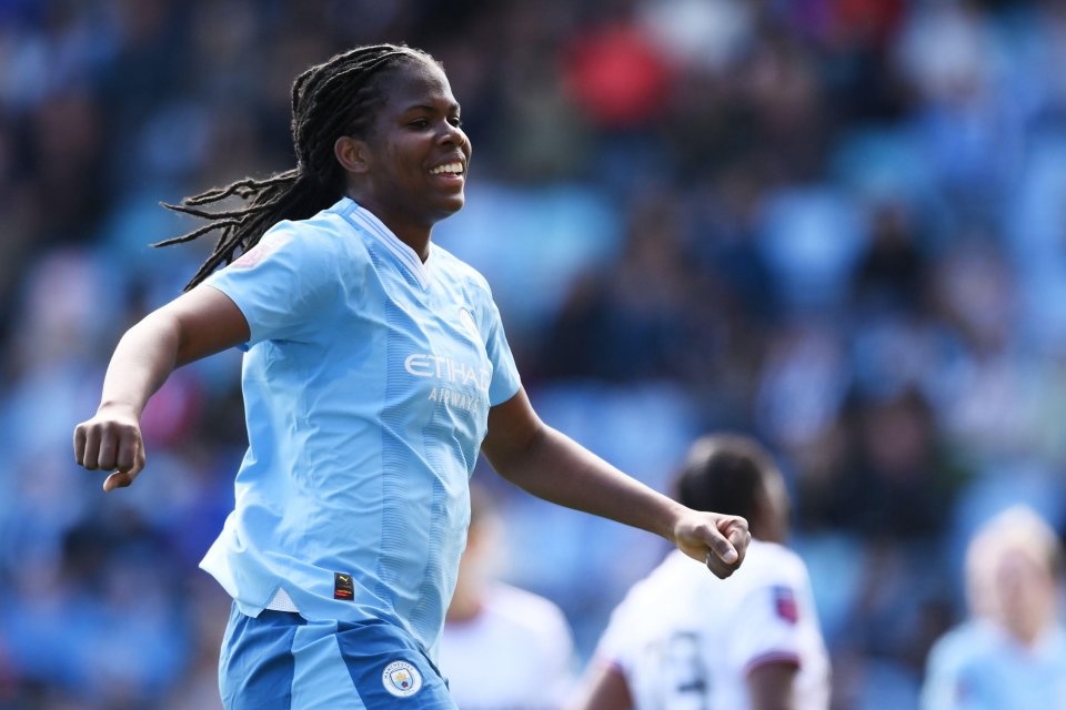a female soccer player wears a shirt that says etihad airways