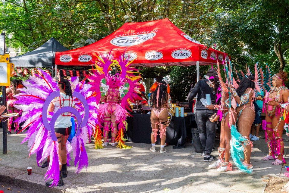 Alamy Live News. 2XXRYCG Notting Hill, London, UK. 26th Aug, 2024. Europe?s largest street festival is to take place later in the streets of Notting Hill. Jamaican themed exotic dancers and musical groups will parade through the streets, with food and street entertainment around the area adding to the event. The Grand Parade takes place on Bank Holiday Monday as the culmination of the three-day festival which began in 1966. Participants are gathering nearby and preparing their colourful costumes, with security policing and graffiti-covered protective hoardings in place. Credit: Avpics/Alamy Live News This is an Alamy Live News image and may not be part of your current Alamy deal . If you are unsure, please contact our sales team to check.