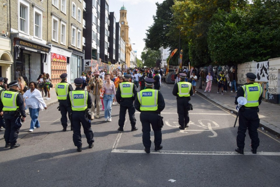 Alamy Live News. 2XXW2YJ London, England, UK. 26th Aug, 2024. Police officers observe crowds on the second day of the Notting Hill Carnival as security is increased following stabbings and arrests on the previous day. (Credit Image: Â¿ Vuk Valcic/ZUMA Press Wire) EDITORIAL USAGE ONLY! Not for Commercial USAGE! This is an Alamy Live News image and may not be part of your current Alamy deal . If you are unsure, please contact our sales team to check.