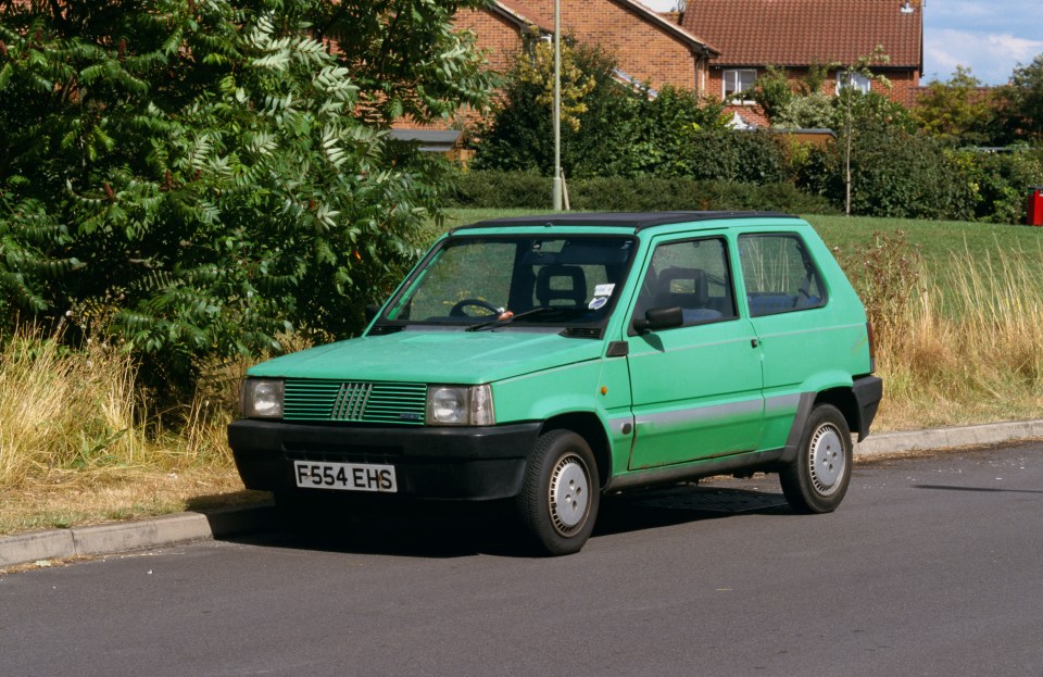 a green car with a license plate that says f654 ehs