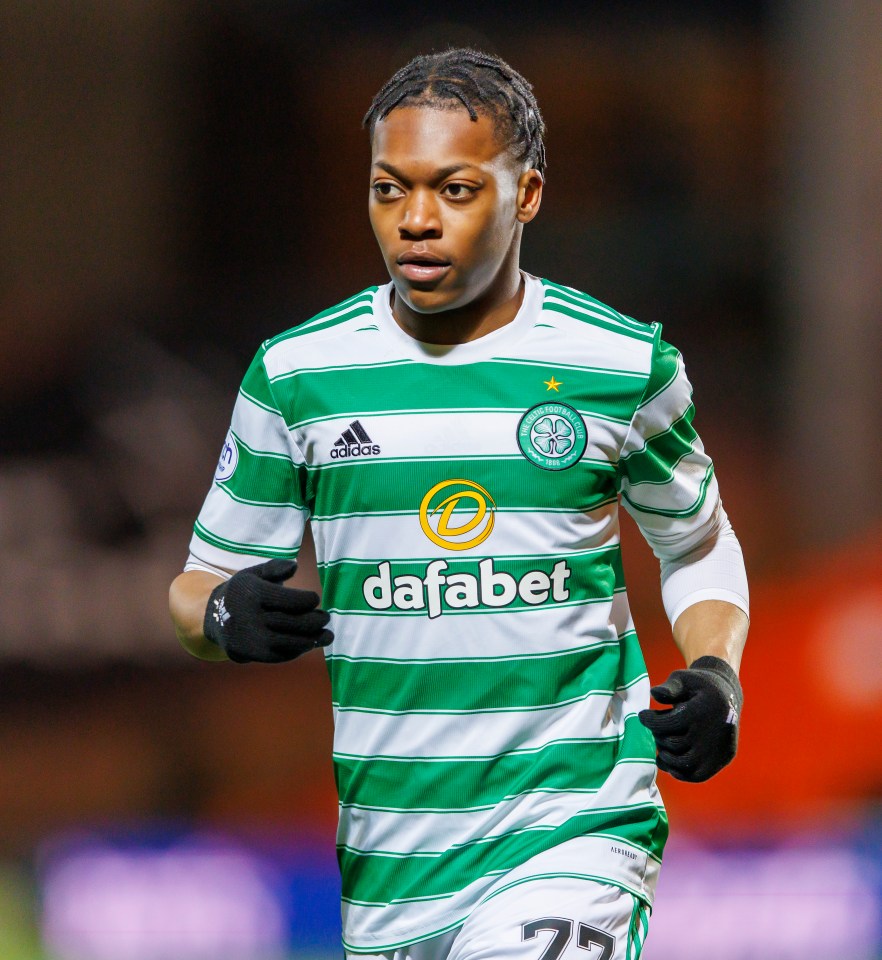 a soccer player wearing a green and white jersey that says dafabet