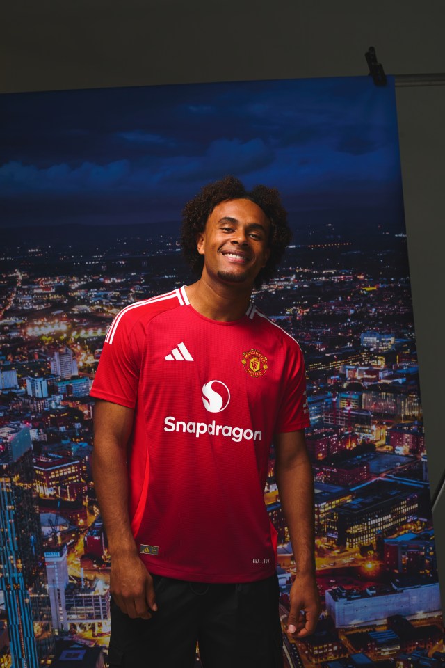 a man wearing a red shirt that says snapdragon