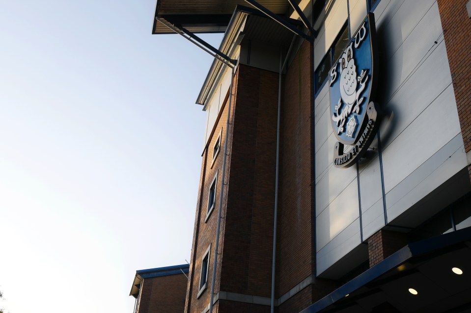 a sign on the side of a building that says ' everton fc ' on it