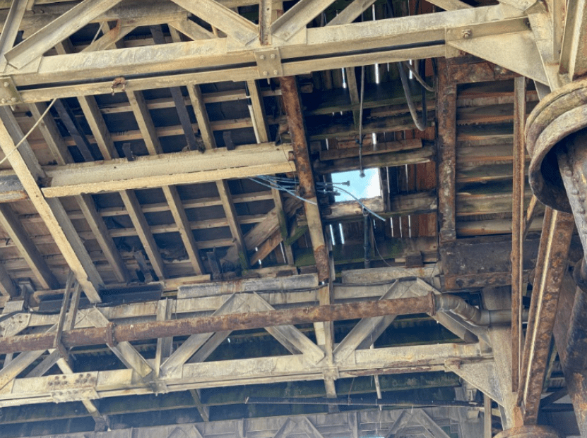 A 4ft-wide open hatch could be seen from the beach