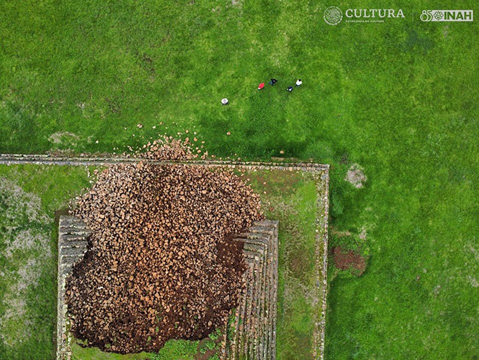 an aerial view of a field with the words cultura behind it