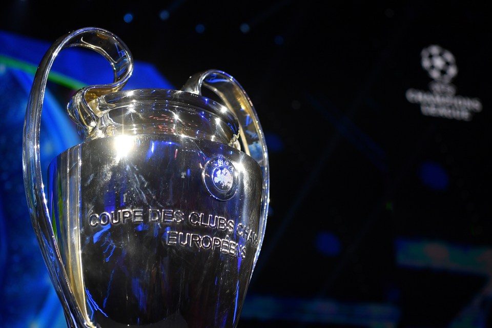 a silver trophy with the words coupe des clubs champions written on it