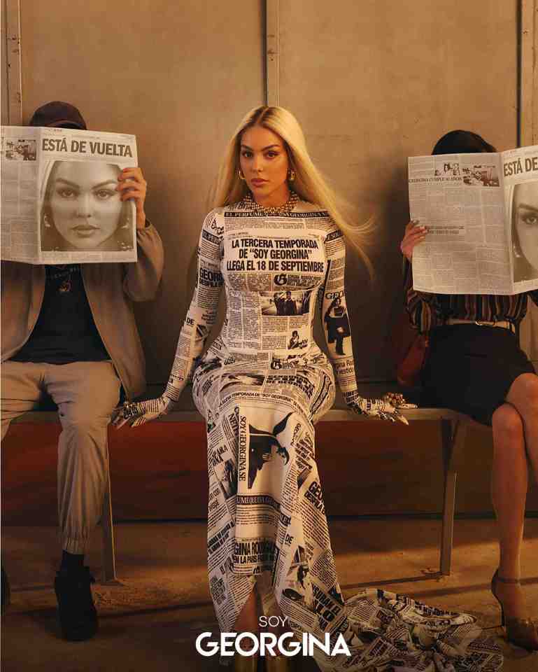 a woman sitting on a bench reading a newspaper that says soy georgina