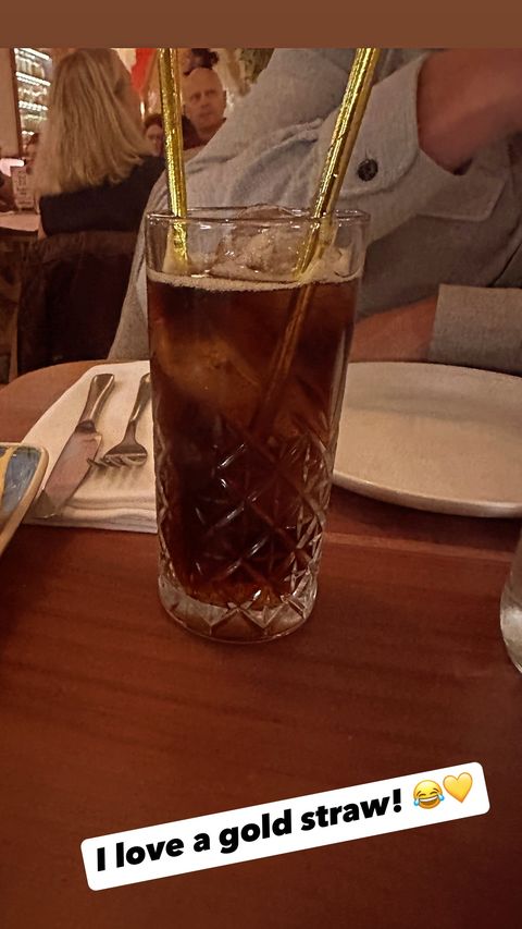 a glass of iced tea with gold straws and a caption that says i love a gold straw