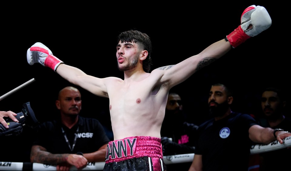 a boxer with the name hanny on his belt