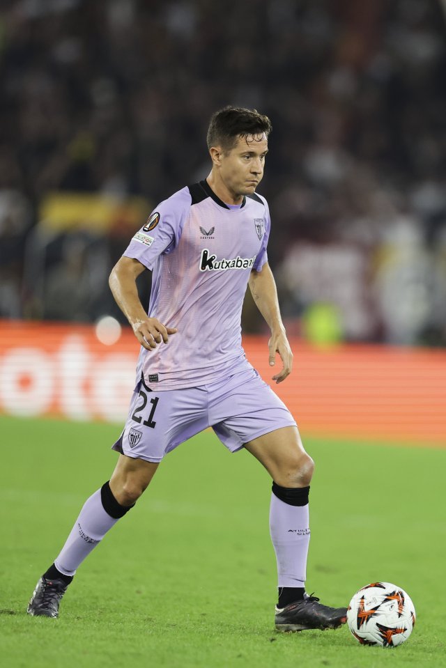 a soccer player with the number 21 on his jersey