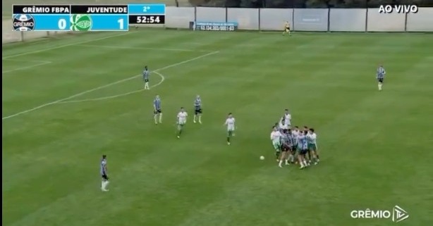 a soccer game is being played between gremio and juventude