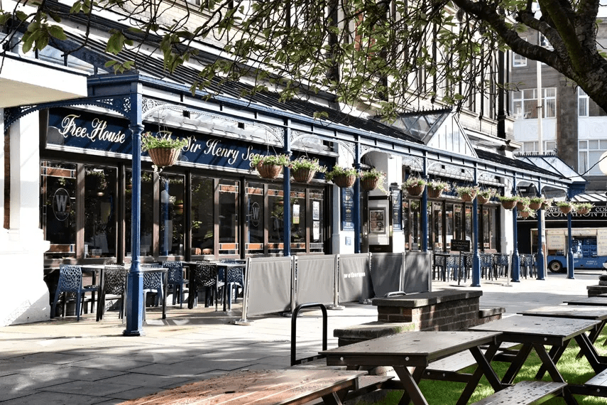 the outside of a restaurant called the free house