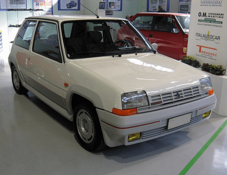 a white car is parked in front of a sign that says italiaautocar