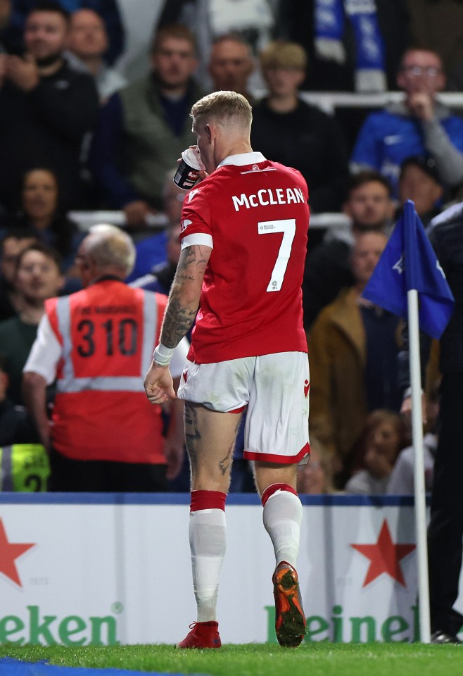 a soccer player with the number 7 on his back