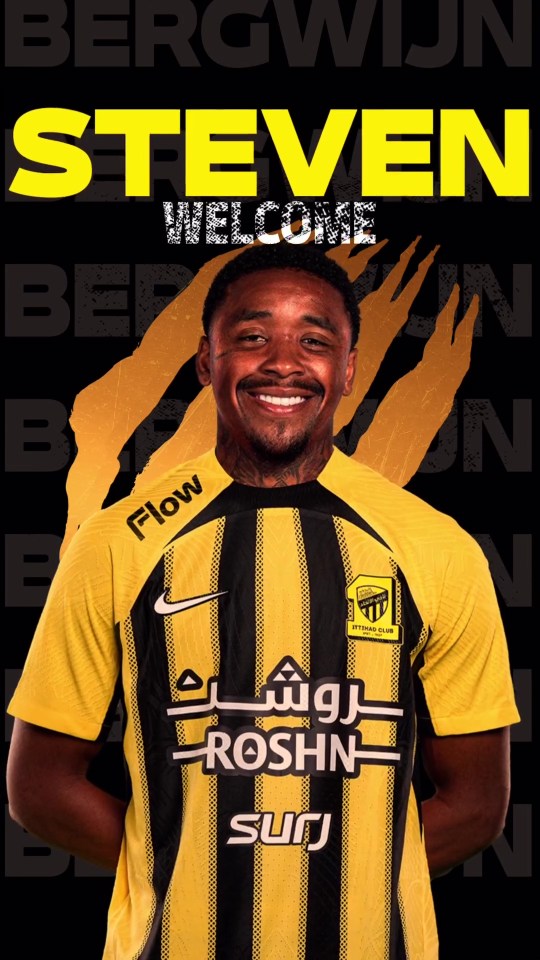 a soccer player with the number 7 on his jersey