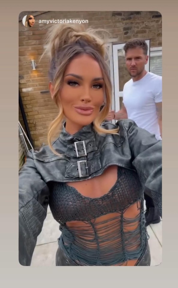 amyvictoriakenyon is the name of the woman in the picture