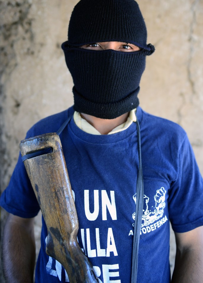 a man wearing a blue shirt that says un illa de