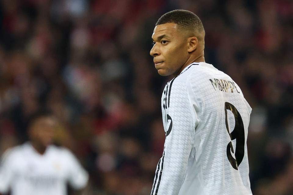 a soccer player with the number 9 on his jersey