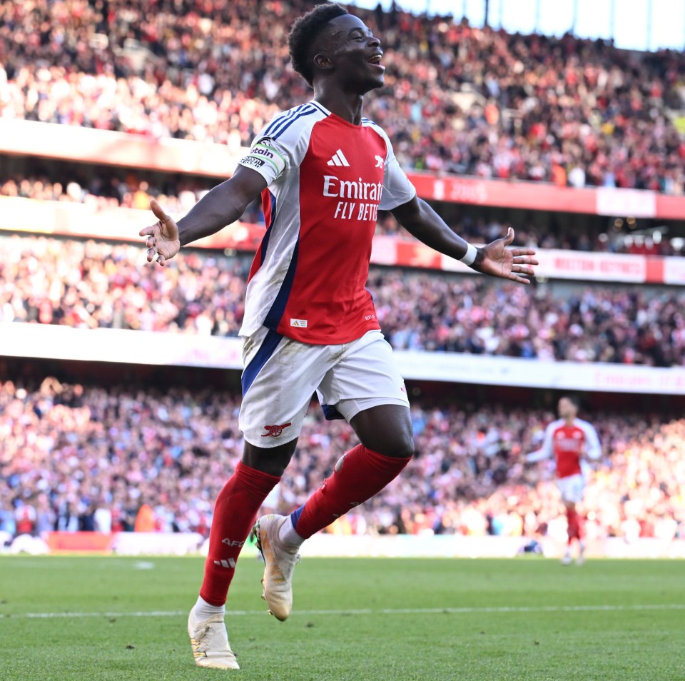 a soccer player wearing a jersey that says emirates fly bet