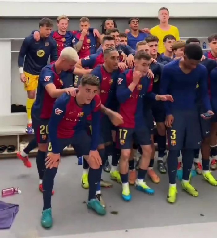 Wojciech Szcz¿sny spotted smoking cigarette' in Real Madrid changing rooms after Barcelona's El Clasico win, @fcbarcelona