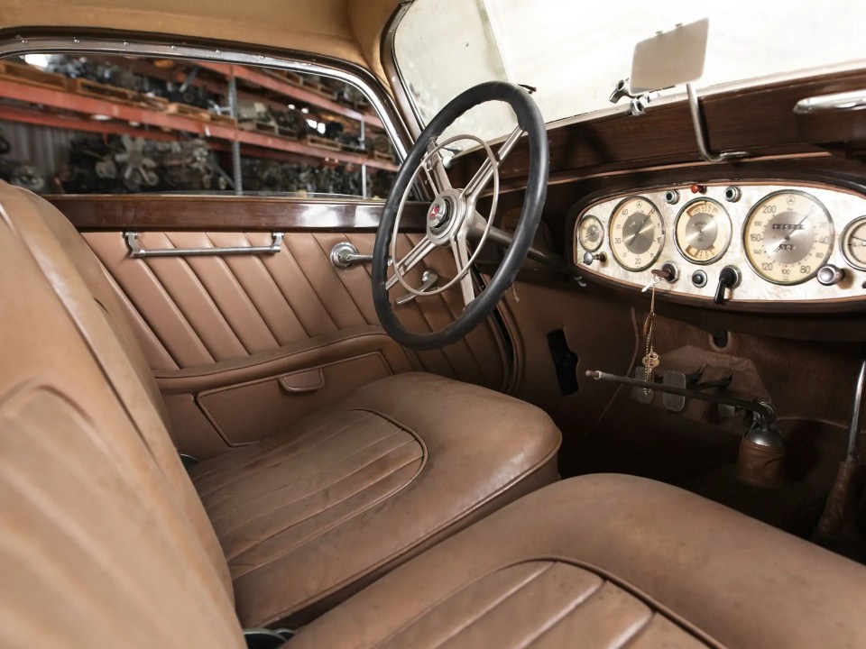 the interior of an old car with a steering wheel and dashboard