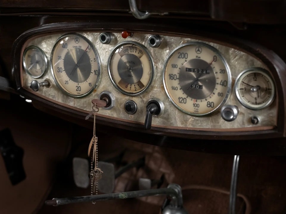 a mercedes dashboard has a speedometer that reads 200 km / h