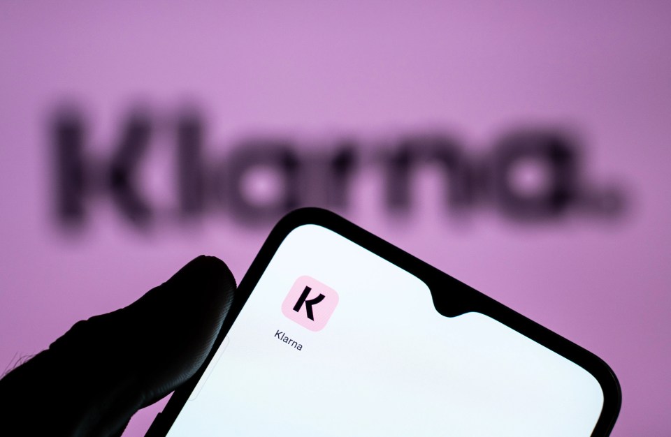 a phone with the app klarna on the screen