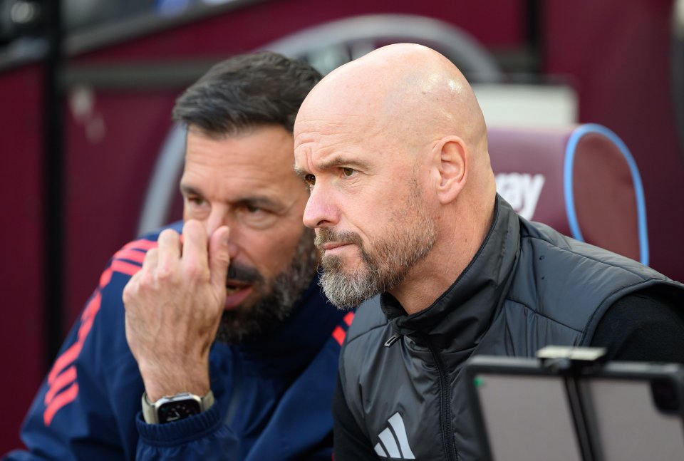 Alamy Live News. 2YDWGMD London, UK. 27th Oct, 2024. West Ham United v Manchester United - Premier League - London Stadium. Manchester United Manager Erik ten Hag with Assistant Manager Ruud van Nistelrooy in the background. Picture Credit: Mark Pain/Alamy Live News This is an Alamy Live News image and may not be part of your current Alamy deal . If you are unsure, please contact our sales team to check.