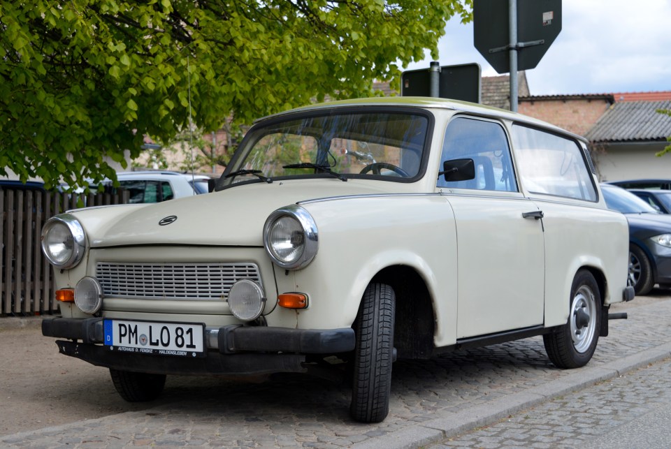a white car with a license plate that says pm lq 81