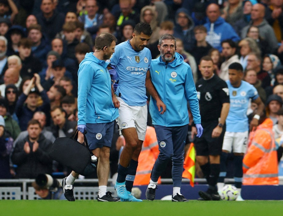 FILE PHOTO: Soccer Football - Premier League - Manchester City v Arsenal - Etihad Stadium, Manchester, Britain - September 22, 2024 Manchester City's Rodri walks off the pitch after sustaining an injury REUTERS/Molly Darlington EDITORIAL USE ONLY. NO USE WITH UNAUTHORIZED AUDIO, VIDEO, DATA, FIXTURE LISTS, CLUB/LEAGUE LOGOS OR 'LIVE' SERVICES. ONLINE IN-MATCH USE LIMITED TO 120 IMAGES, NO VIDEO EMULATION. NO USE IN BETTING, GAMES OR SINGLE CLUB/LEAGUE/PLAYER PUBLICATIONS. PLEASE CONTACT YOUR ACCOUNT REPRESENTATIVE FOR FURTHER DETAILS../File Photo
