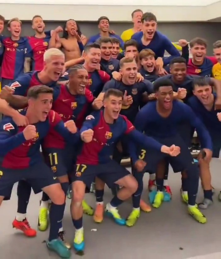 Wojciech Szcz¿sny spotted smoking cigarette' in Real Madrid changing rooms after Barcelona's El Clasico win, @fcbarcelona
