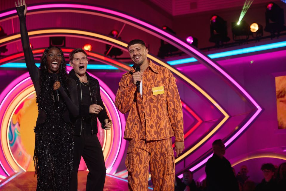three people on a stage with one wearing a name tag that says ' amanda ' on it