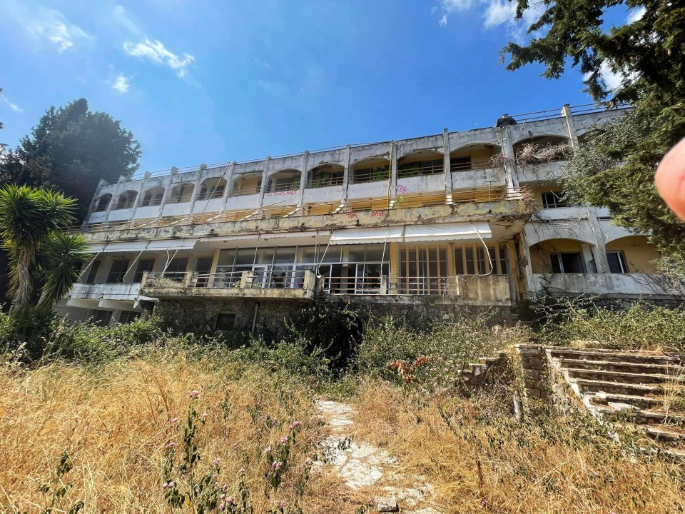 a large building with a lot of windows and balconies