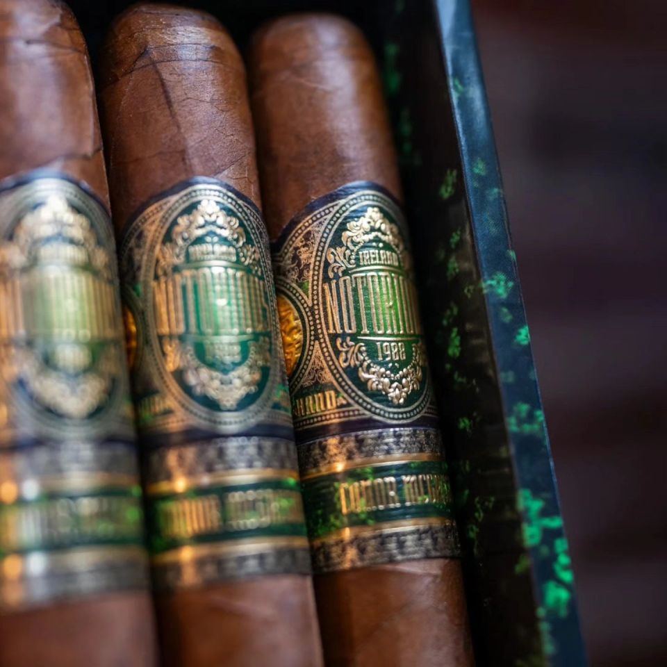 a row of cigars with a label that says ' noturi ' on it