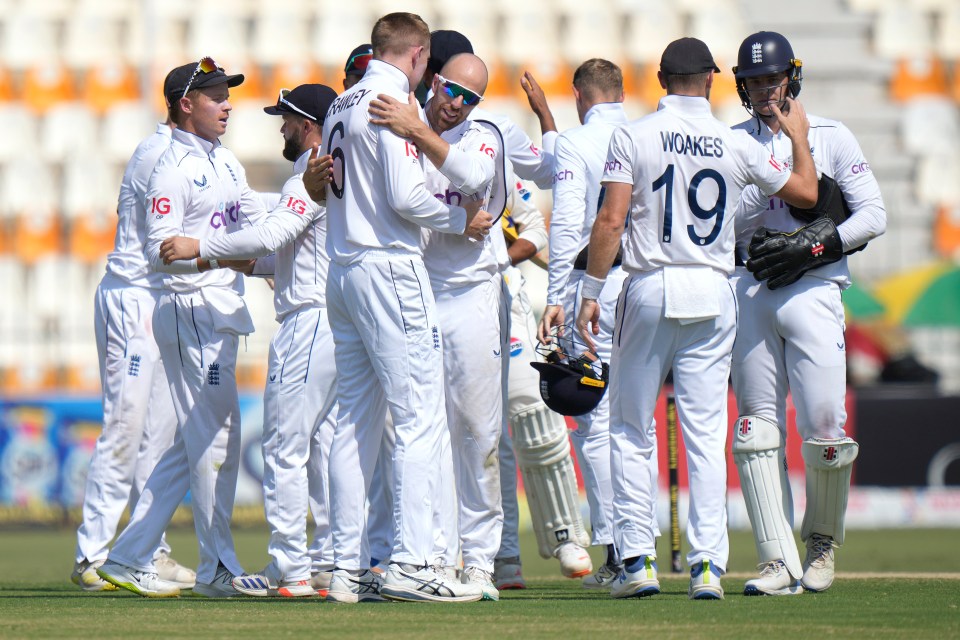 a group of cricket players one of whom has the number 19 on his back