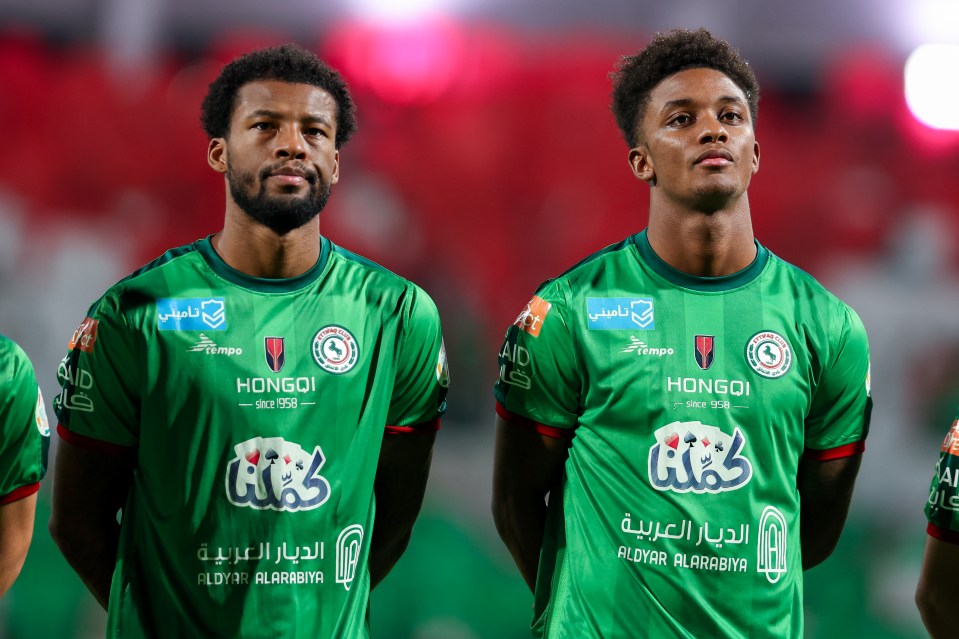 two soccer players wearing green jerseys that say hongoi
