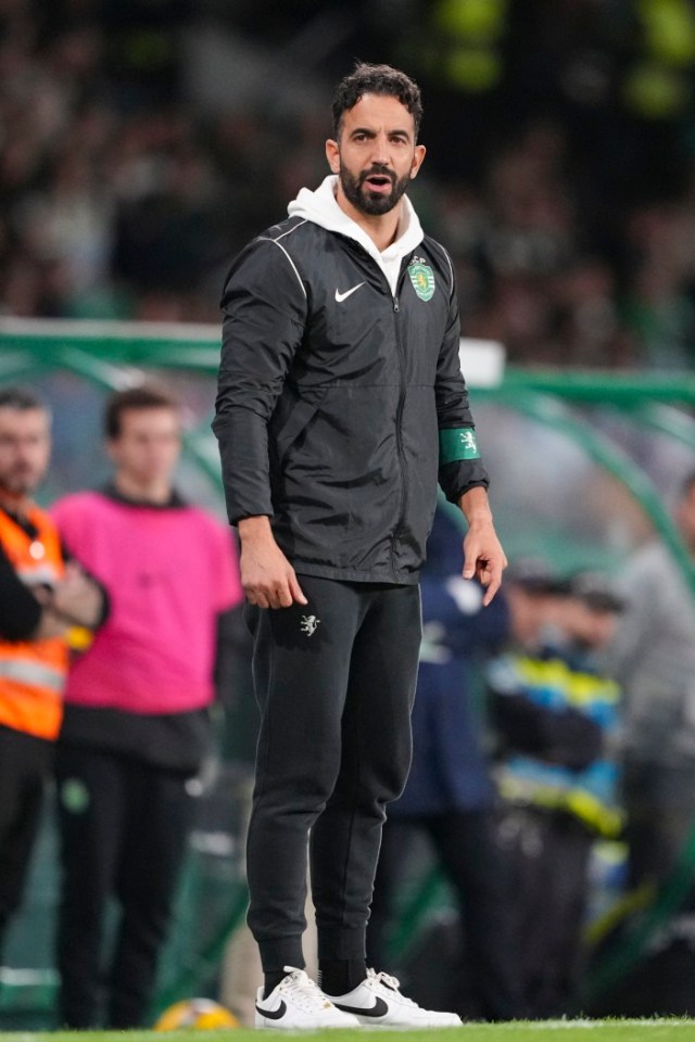 LISBON, PORTUGAL - OCTOBER 29: Sporting Head Coach Rúben Amorim talks to the team during the match between Sporting CP and CD Nacional at Estádio José Alvalade on October 29, 2024 in Lisbon, Portugal. (Photo by Pedro Loureiro/Eurasia Sport Images/Getty Images)