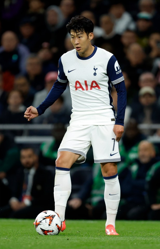 a soccer player with the number 7 on his jersey