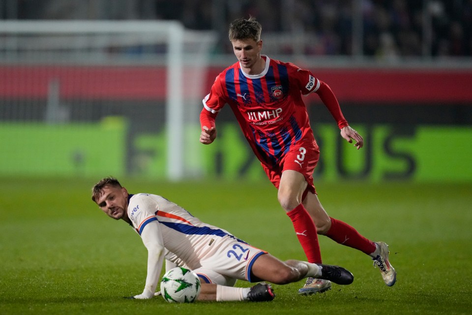 Chelsea's Kiernan Dewsbury-Hall, left, and Heidenheim's Jan Schoeppner vie for the ball during the Europa Conference League opening phase soccer match between FC Heidenheim and Chelsea, at the FCH Arena in Heidenheim, Germany, Thursday, Nov. 28, 2024. (AP Photo/Matthias Schrader)