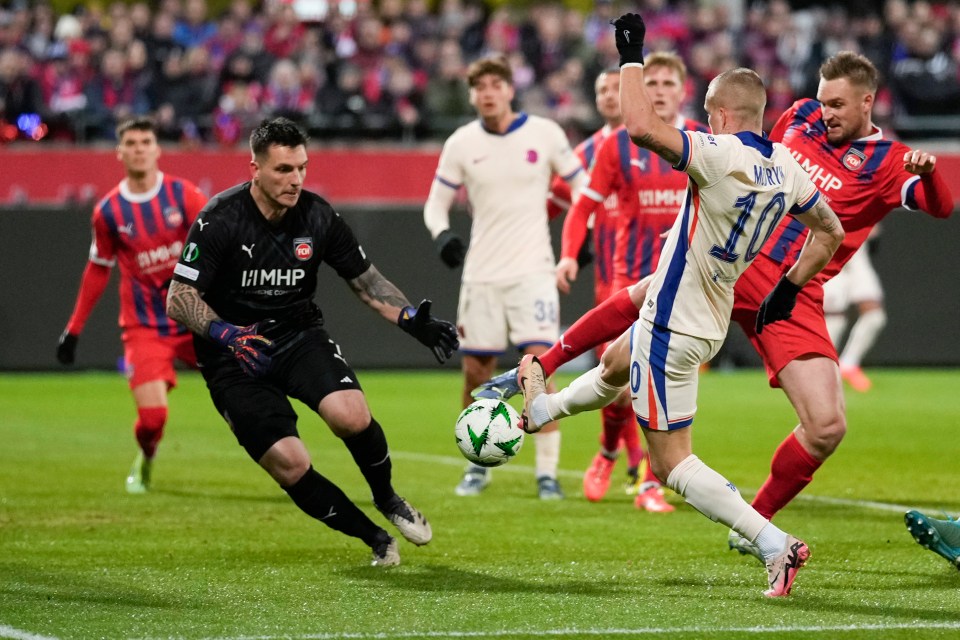 From left, Heidenheim's goalkeeper Kevin Mueller, Chelsea's Mykhailo Mudryk and Heidenheim's Patrick Mainka compete for the ball during the Europa Conference League opening phase soccer match between FC Heidenheim and Chelsea, at the FCH Arena in Heidenheim, Germany, Thursday, Nov. 28, 2024. (AP Photo/Matthias Schrader)