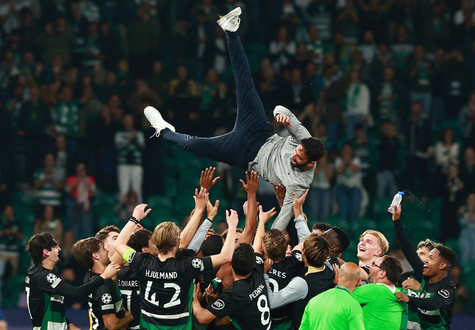 Soccer Football - Champions League - Sporting CP v Manchester City - Estadio Jose Alvalade, Lisbon, Portugal - November 5, 2024 Sporting CP coach Ruben Amorim and players celebrate after the match REUTERS/Pedro Nunes