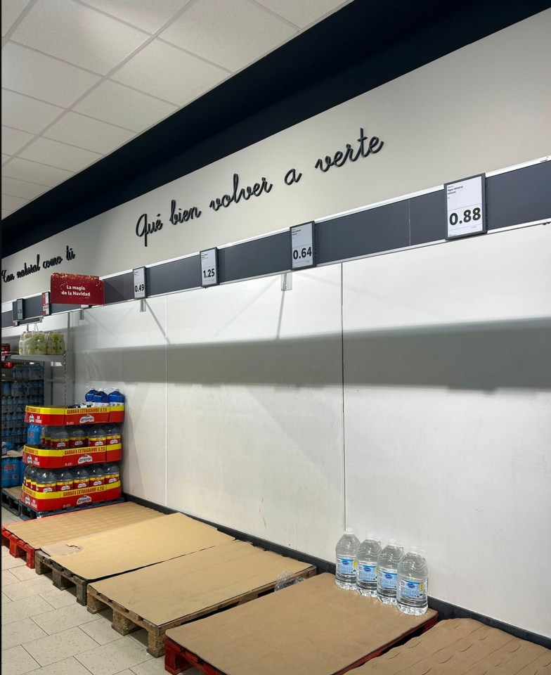 an empty store with a sign that says quis bien volver a verte